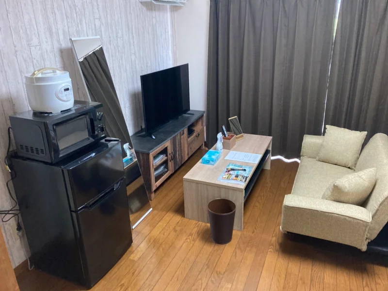Kマンスリー福大前西福井駅南★テレビ、ソファー、空気清浄機、テーブル、ゴミ箱、掃除機やパラソルハンガー、DVDプレイヤーも完備!!長期、中期、短期宿泊に適した室内となっております。
