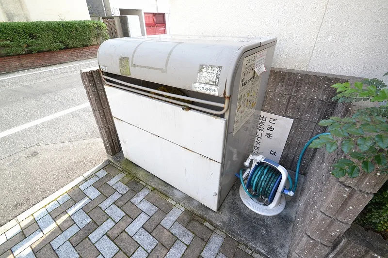 Kマンスリー岡山表町【岡山駅前】の敷地内ゴミ捨場。