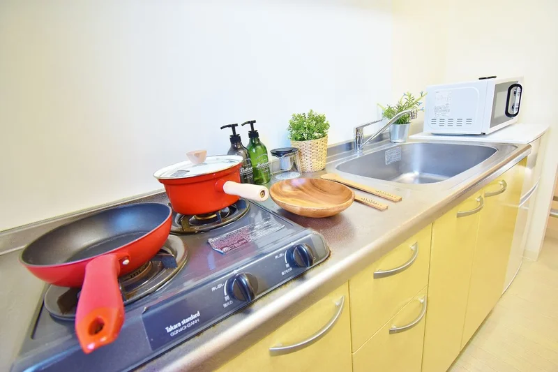冷蔵庫、電子レンジ、炊飯器、ケトル、お皿や食器、フライパンからお鍋、スプーン、お箸、包丁など簡単な調理器具まで完備しております。ホテル暮らしだと外食ばかりになってしまいますが、自炊がすぐにできちゃいますね♪フレッシュ・マルシェ 三丁目店まで徒歩３分なので食材やお惣菜、買い物にも便利ですね!(^^)!