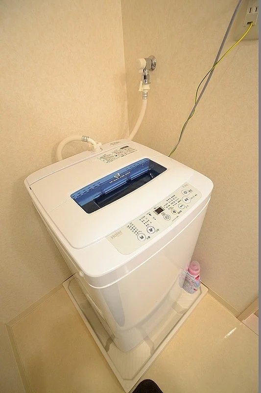 洗濯機だけでなく、洗濯洗剤までついております。ウィークリーマンション・マンスリーマンションでも設備の豊富さが人気の１つです。追加料金はかからず、宿泊料金と退去時清掃費用のみで利用できます。地域に根差した大手の不動産会社だからこそできるサービスになります。室内用のパラソルハンガーもあるので雨の日でも洗濯ができちゃいます☺