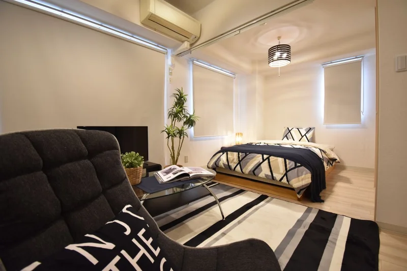 室内は、高級感あるお部屋となっており、岡山市初の高級ウィークリーマンション・マンスリーマンションです。料金も非常にリーズナブルとなっており、人気の物件となっているので、お早めにご予約下さい。
