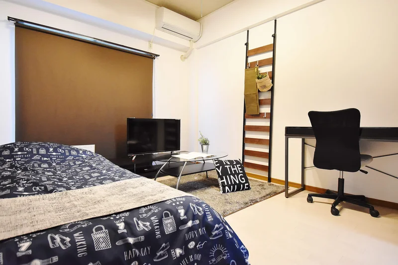 岡山人気ウィークリーマンション。1Kのお部屋で、7帖あるので広々使えますね。ネット利用可能でWi-FiルーターのレンタルもOK。