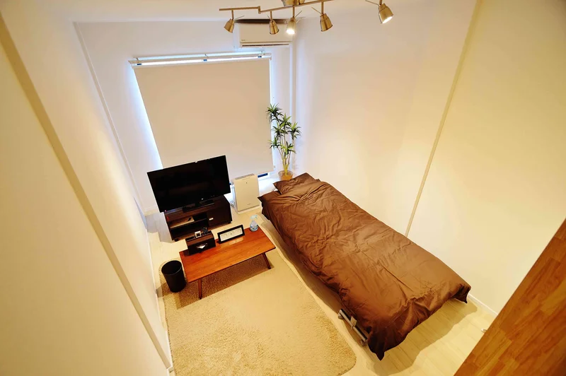 大型テレビ、DVDプレイヤー、テレビ台、テーブル、ベッド、照明、エアコン、クリーニングされた清潔な寝具、ロールカーテンまで各種取り揃えております。ホテルが多数あるエリアのマンスリーマンションなので長期宿泊、中期宿泊に適しております。１泊5,000円~9,000円が相場なので、比較的リーズナブルな宿泊料金となっております。