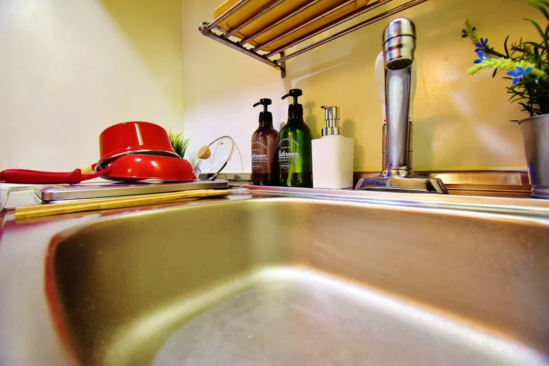 洗濯機、冷蔵庫、ケトル、電子レンジ、炊飯器といった家電から、お皿、茶わんといった食器類、包丁、まな板、ボウル、フライ返し、フライパンといった調理器具も完備しております。来たその日から自炊ができるのはウィークリーマンションの強みですね♪