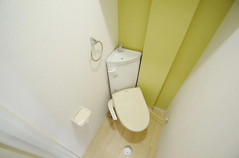 ウォシュレットつきのトイレです。老若男女皆様に安心してご利用いただけますね☆トイレにもトイレ用洗剤とトイレ用ブラシをご用意しておりますので長期ご利用の場合の気になる汚れなどもお掃除して頂けます＾＾