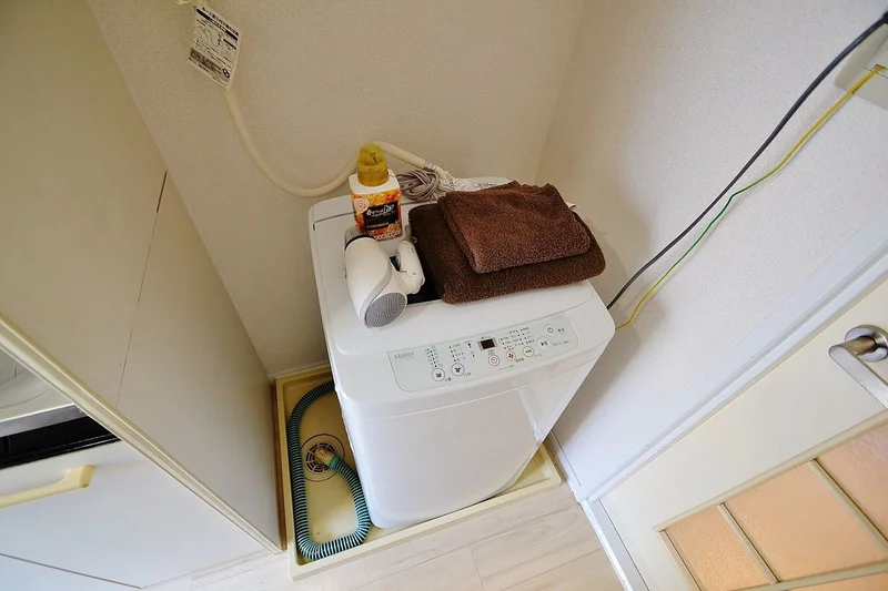 洗濯機・洗濯用洗剤やタオルもご用意しております！パラソルハンガーもございますので部屋干しすることが出来ます＾＾女性にも安心ですね！生活するうえで必要なものは基本ご用意しておりますので、特別ご用意していただくものはございません★
