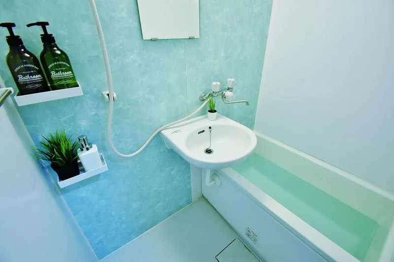 リフォームが完了した綺麗な浴室になります♪ボディソープやシャンプー、リンス、浴室用洗剤も完備です★ドラッグストアも徒歩圏内にあるので、足りない物もすぐに買いだしに行けちゃいますね(^^♪24時間スーパーや、コンビニもあるので、人気の老松学区ならではですね!!治安も◎なので女性の一人暮らしにも安心です★