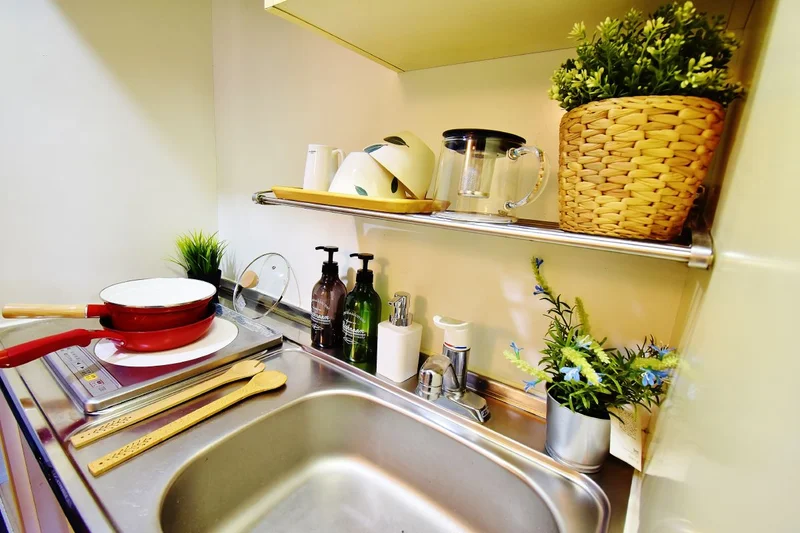 キッチンには鍋・フライパン・食器類（お皿・グラス・マグカップ・茶碗・汁椀・フォーク・スプーン・包丁・まな板・お玉・フライ返し・ボウル・ザルなど）をご用意しております♪食材さえご購入いただければ自炊をしていただけますので長期ご利用のお客様でも安心ですね！