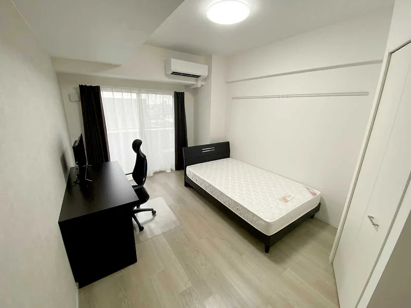 写真はお部屋のイメージです。ラグなどの室内装飾はございません。