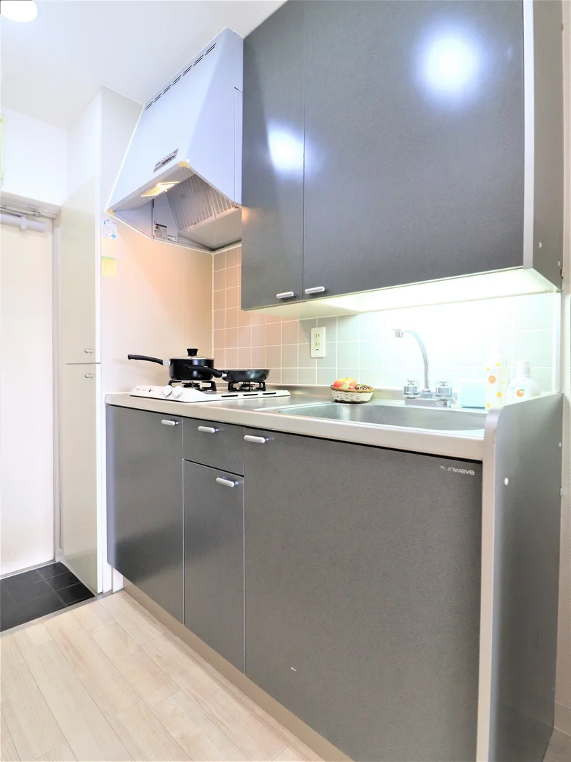 2口ガスコンロのキッチンです　広々としたキッチンスペースで自炊するのにも便利！