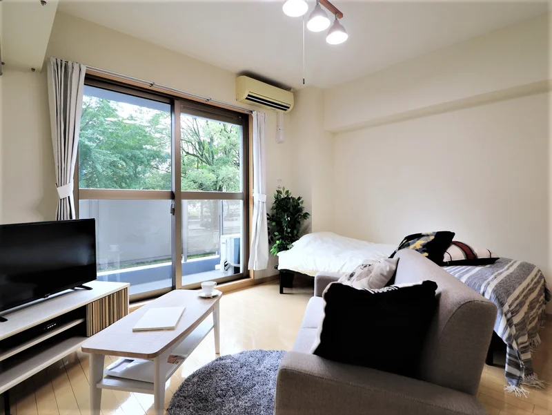 ソファ付きで　ゆったりと過ごせる　淡い色ベースの御部屋！　家具家電完備されていて　入居当日から自宅のようにお過ごしいただけるお部屋です♪