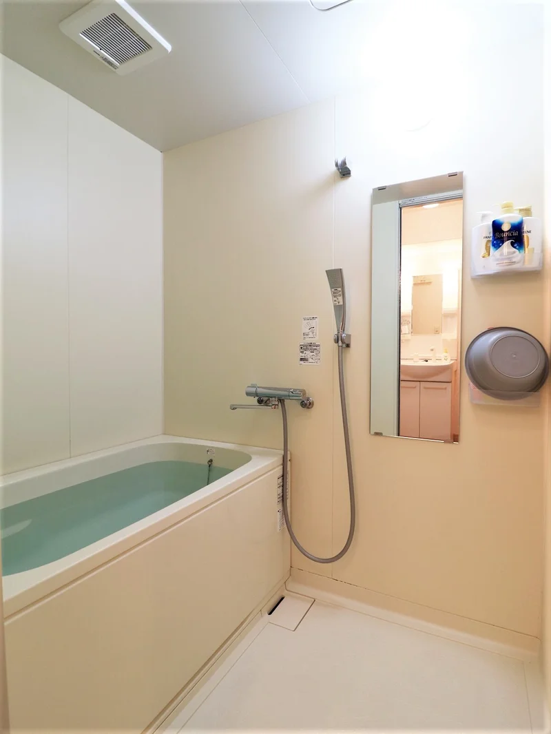 シャンプー・コンディショナー・ボディーソープなどあり　ボディータオルやフェイスタオルも合わせてご用意しております。　湯船につかってゆったりと1日の疲れを落としていただけます♪