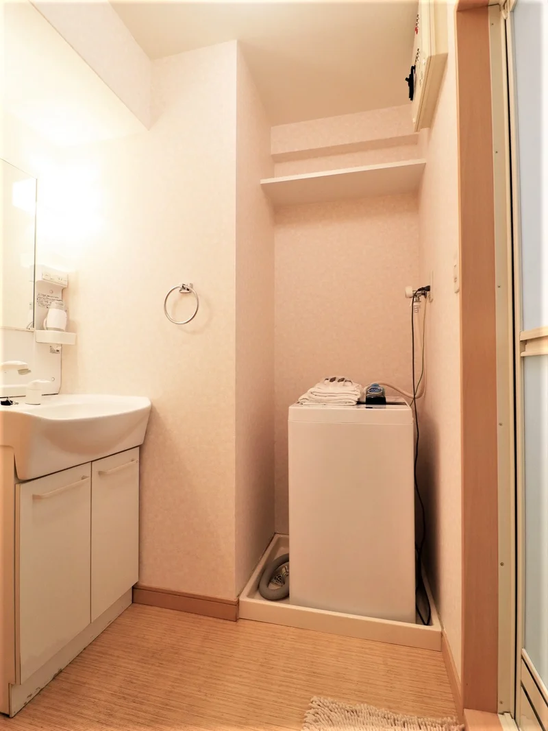 独立洗面台付で朝支度やお風呂上りに便利！　洗濯機ありで衣類など洗濯できるので毎日快適にお過ごし可能♪