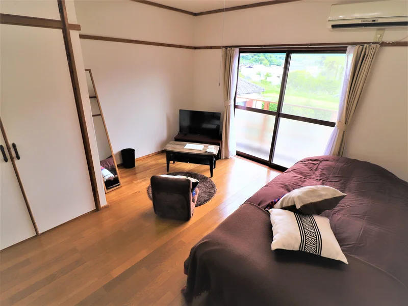 落ち着いた色味のインテリアでリラックスできるお部屋♪　家具家電付きの格安マンスリーマンション！