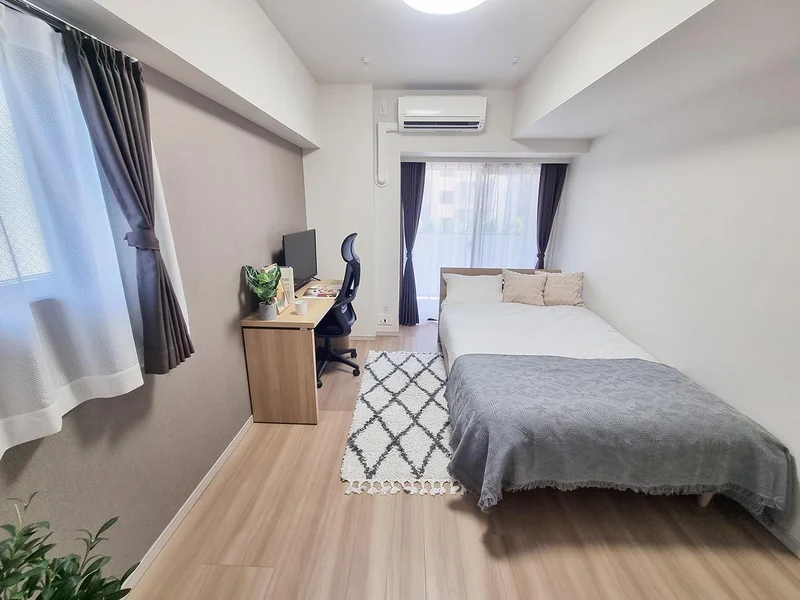 写真はお部屋のイメージです。ラグなどの室内装飾はございません。