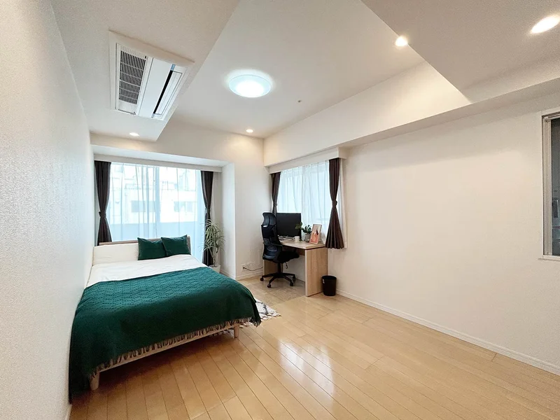写真はお部屋のイメージです。ラグなどの室内装飾はございません。