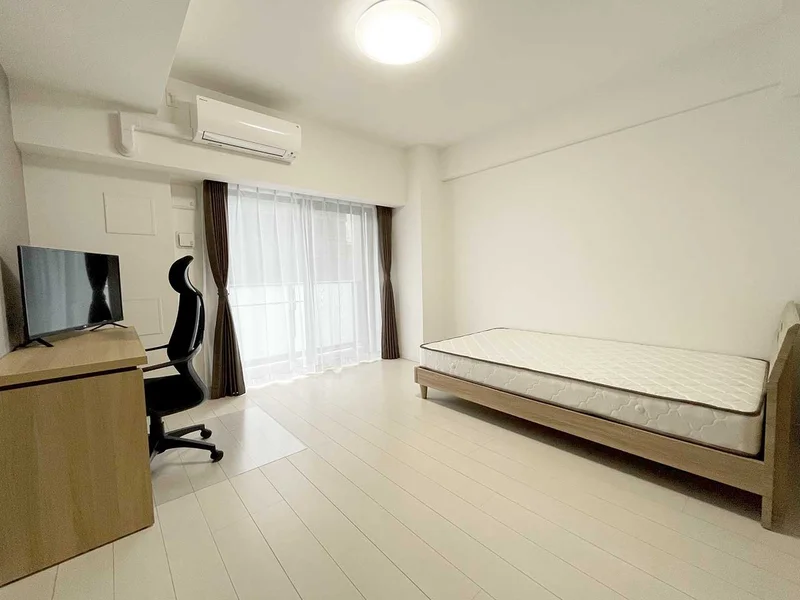 写真はお部屋のイメージです。ラグなどの室内装飾はございません。