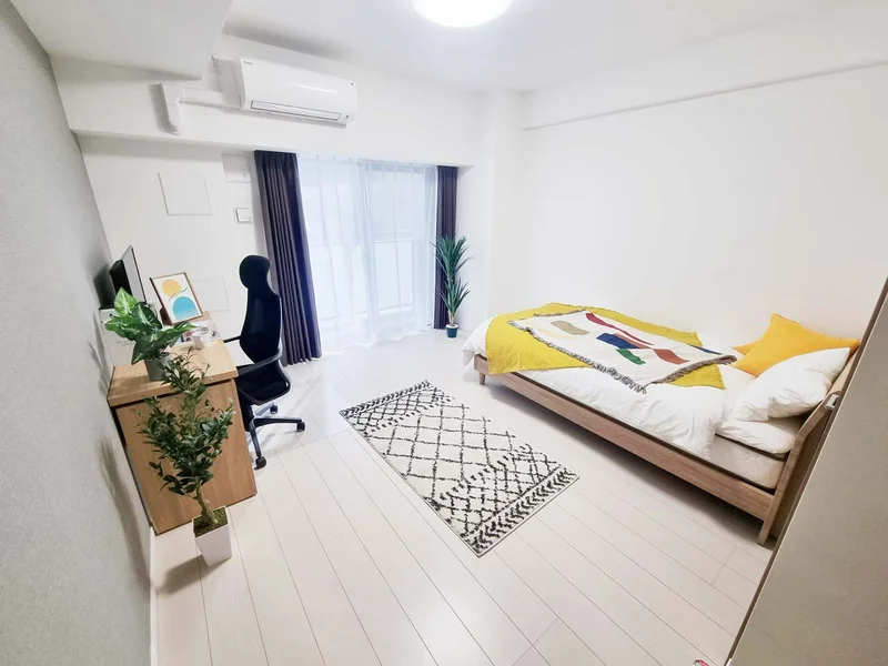 写真はお部屋のイメージです。ラグなどの室内装飾はございません。