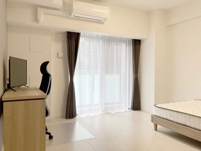 写真はお部屋のイメージです。ラグなどの室内装飾はございません。