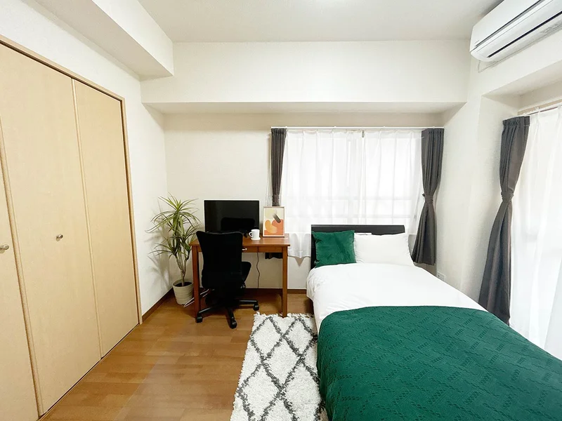 写真はお部屋のイメージです。ラグなどの室内装飾はございません。