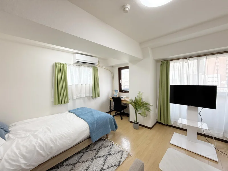 写真はお部屋のイメージです。ラグなどの室内装飾はございません。