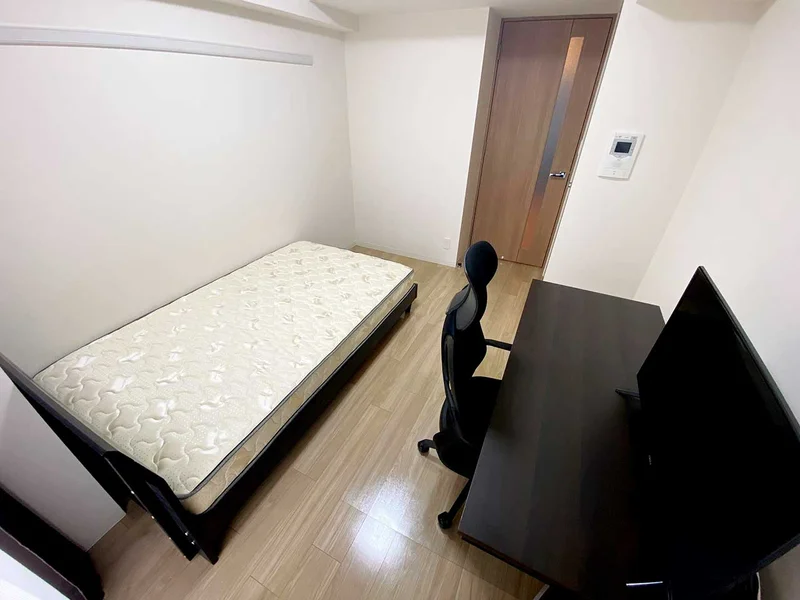 写真はお部屋のイメージです。ラグなどの室内装飾はございません。