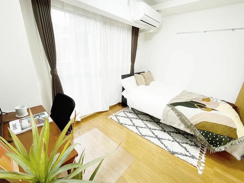 写真はお部屋のイメージです。ラグなどの室内装飾はございません。