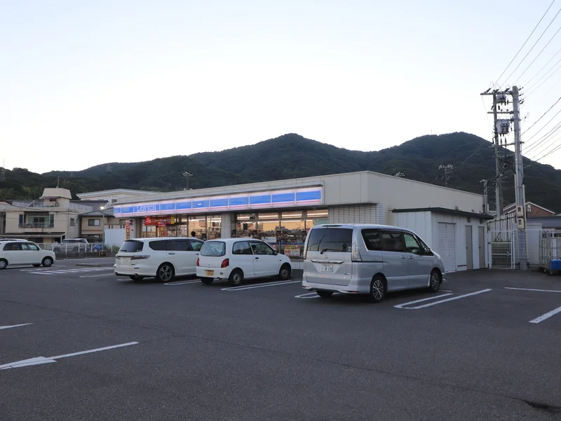 ローソン 竹原中央五丁目店まで徒歩１分