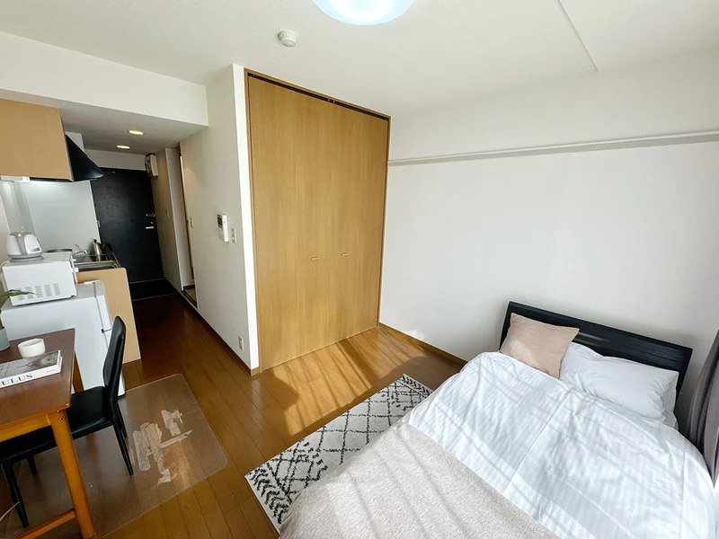 写真はお部屋のイメージです。ラグなどの室内装飾はございません。