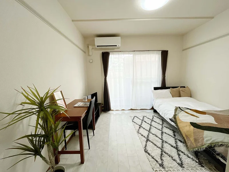 写真はお部屋のイメージです。ラグなどの室内装飾はございません。