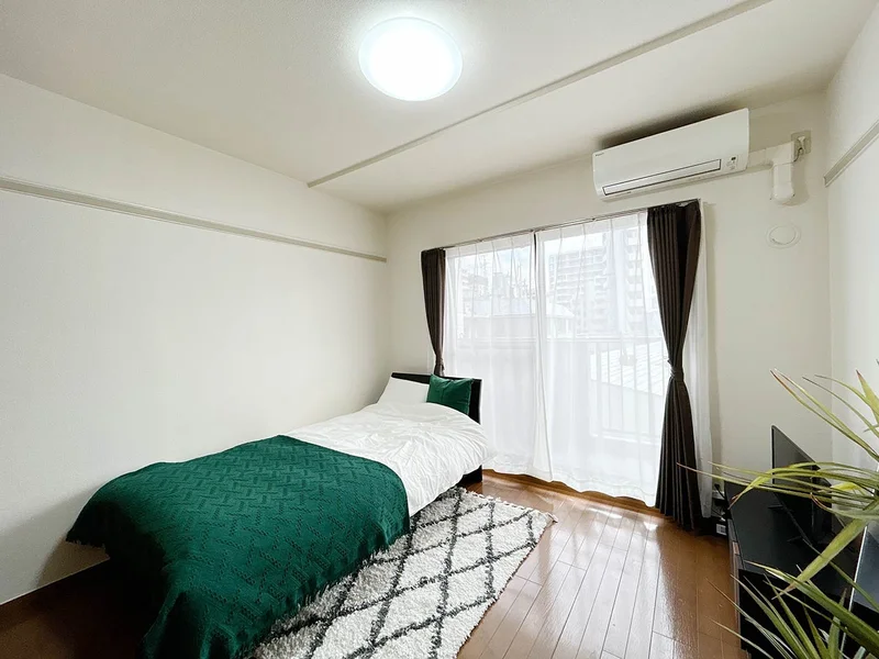 写真はお部屋のイメージです。ラグなどの室内装飾はございません。