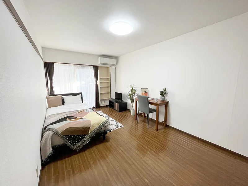 写真はお部屋のイメージです。ラグなどの室内装飾はございません。