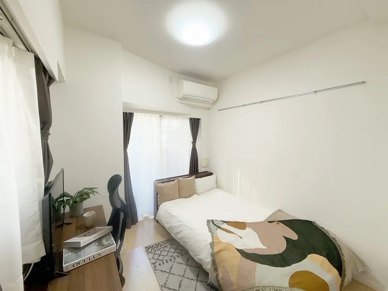 写真はお部屋のイメージです。ラグなどの室内装飾はございません。