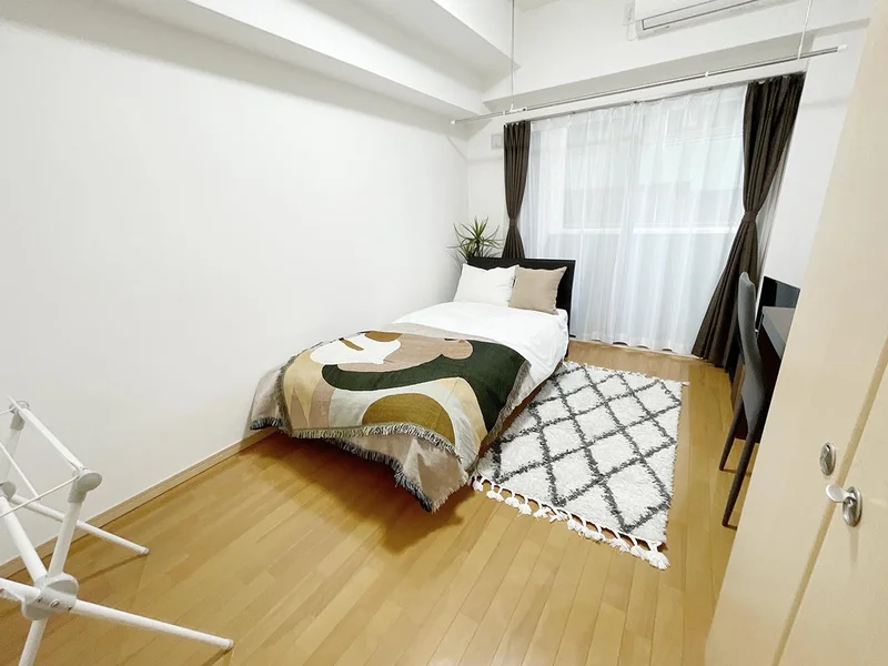 写真はお部屋のイメージです。ラグなどの室内装飾はございません。