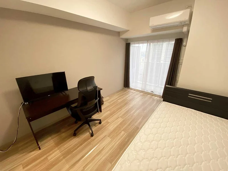 写真はお部屋のイメージです。ラグなどの室内装飾はございません。