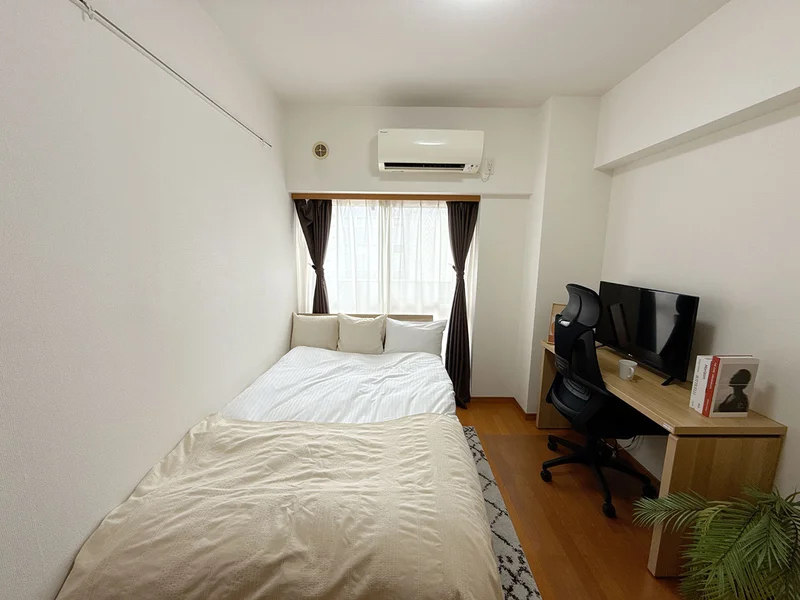 写真はお部屋のイメージです。ラグなどの室内装飾はございません。