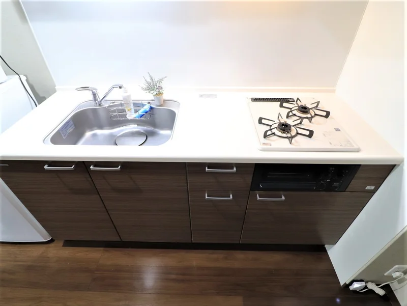 一人暮らしには十分すぎる広さのキッチン！　ガスコンロ2口にて　料理で栄養バランス調整！