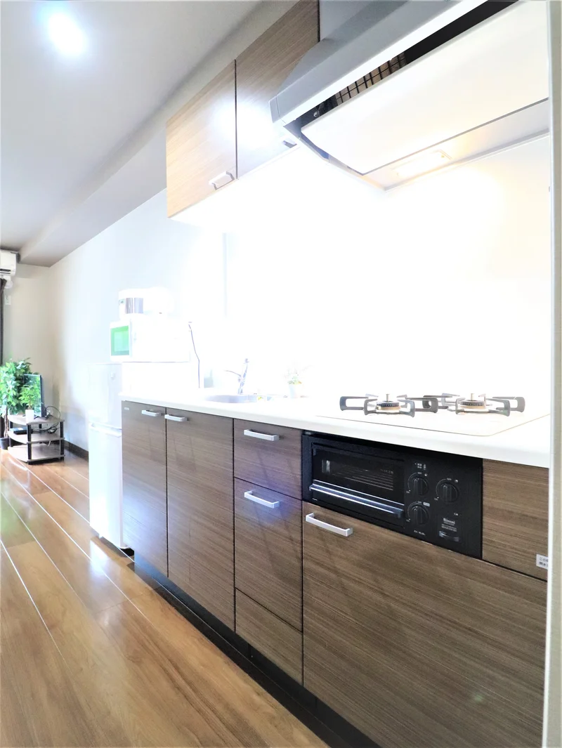 システムキッチンで調理器具や食器類など豊富に準備！　食材を用意いただければ即日自炊が可能です。