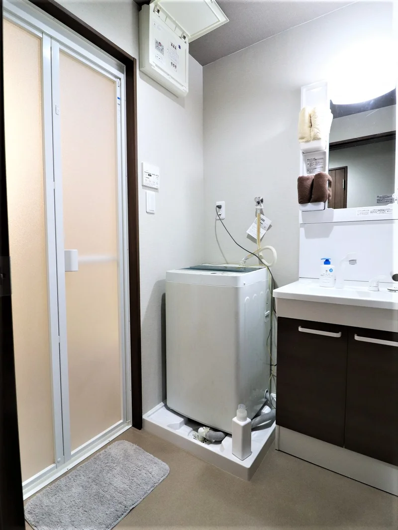 独立洗面台付きで　朝支度やお風呂上りに便利！　洗濯機ありで毎日の衣服など清潔に保っていただけます。