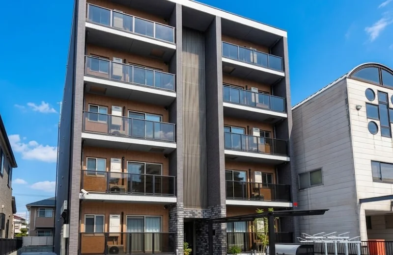 オートロック付でセキュリティ対策ありなので　法人様や女性にもおすすめです！　インターネット無料でお使いいただけます。