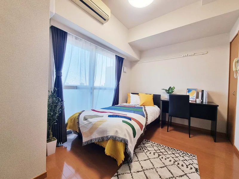 写真はお部屋のイメージです。ラグなどの室内装飾はございません。