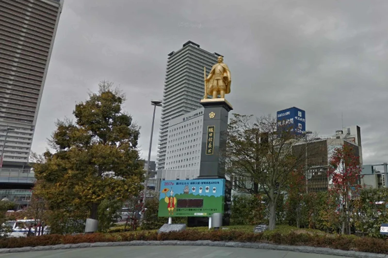 黄金の信長像車まで車で6分、1.6ｋｍ