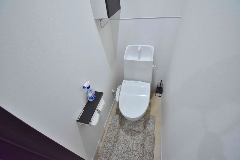 【トイレ画像】ウォシュレット付トイレです(*^^)v清掃道具もご用意しております☆彡岐阜市ウィークリーマンションでは標準設備です♪