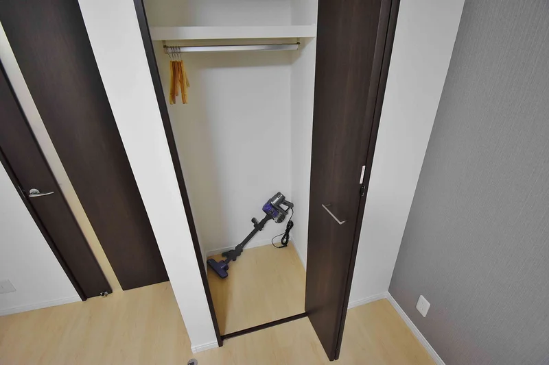 【掃除機完備】岐阜市ウィークリーマンション・岐阜市マンスリーマンションではビジネスホテルと違い、自宅と同じように生活できるのが強みの1つです。