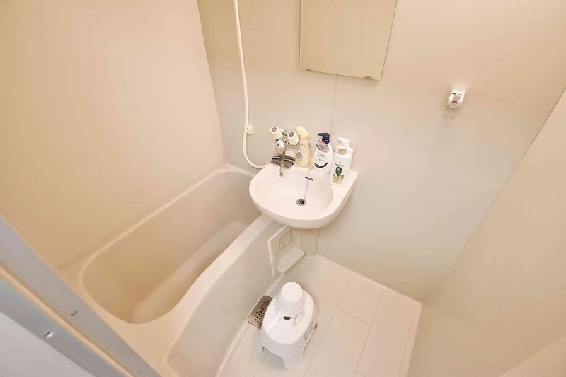 【岐阜県本巣市ウィークリーマンションバス画像】岐阜県本巣市マンスリーマンションでは、バスルームにも多数の備品を設置。シャンプー、トリートメント、ドライヤーは標準設備♪