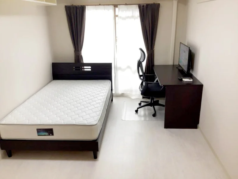 写真はお部屋のイメージです。ラグなどの室内装飾はございません。