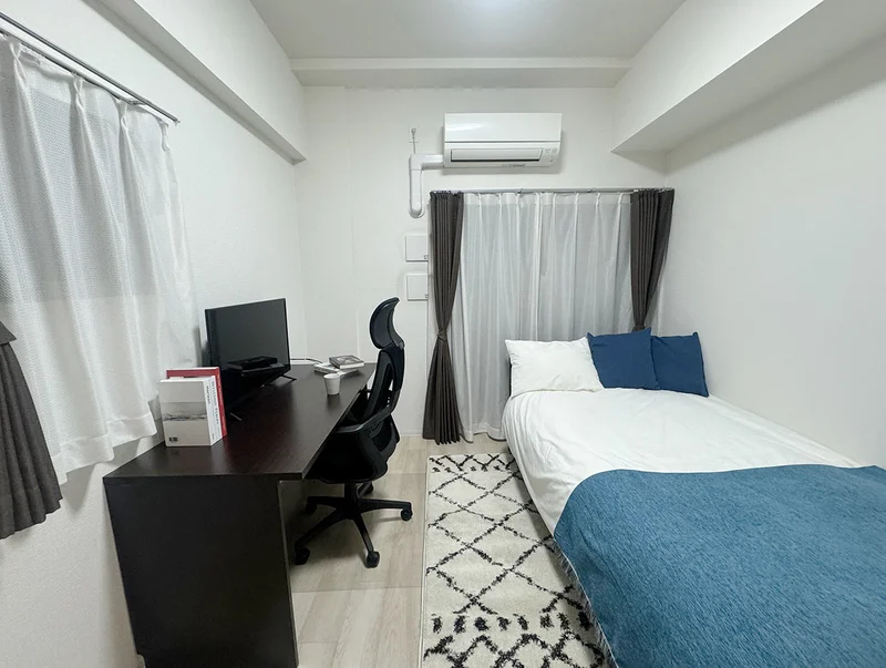 写真はお部屋のイメージです。ラグなどの室内装飾はございません。