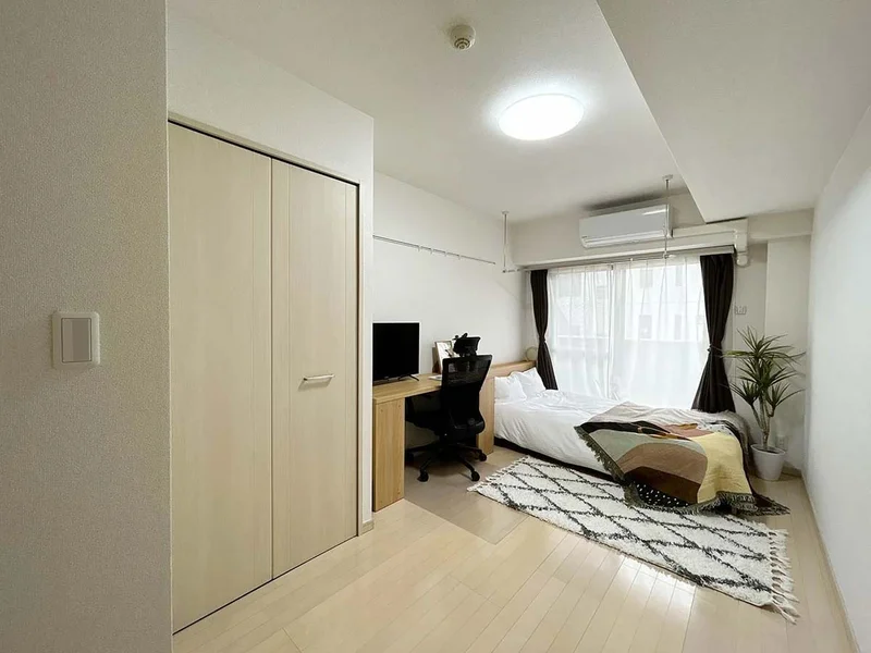 写真はお部屋のイメージです。ラグなどの室内装飾はございません。