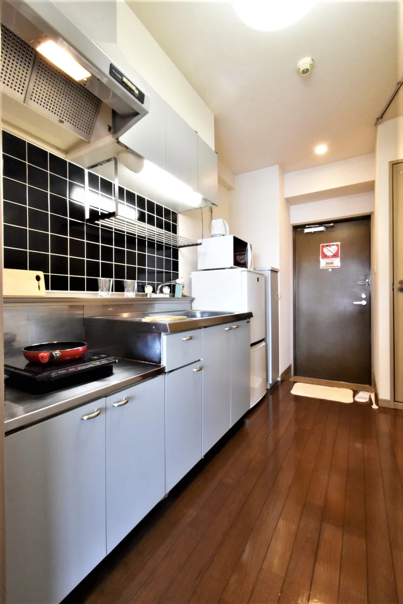 キッチン（食器類や洗剤も充実しており　冷蔵庫や電子レンジなど家電も豊富です！