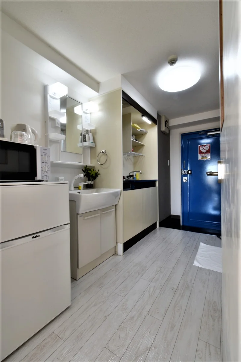 独立洗面台付！　朝自宅やお風呂上りなどに便利です。　キッチンスペースも広々とお使いいただけます！